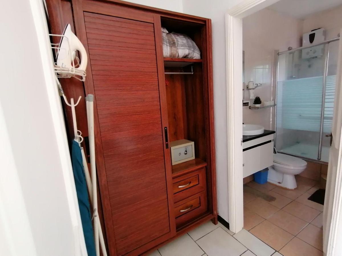 Montagu Apartment Flic en Flac Екстер'єр фото